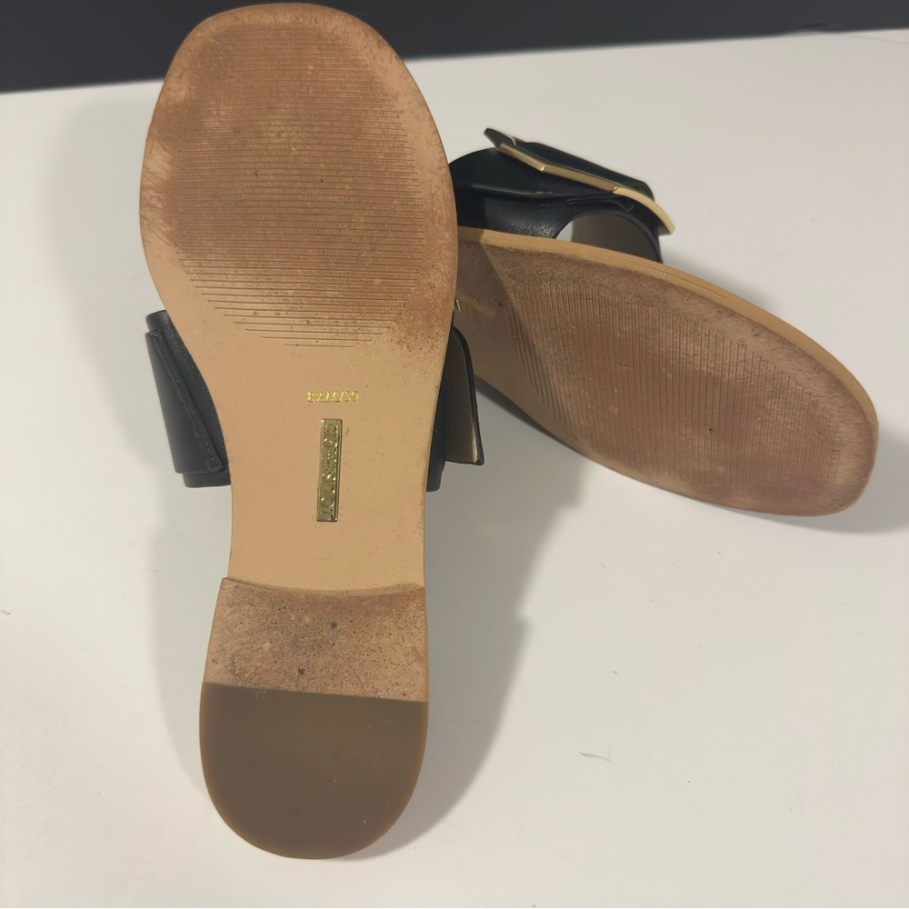 Louise et Cie Altan Sandals Leather Toe Ring
Black with Gold Buckle Preppy 8.5 - Picture 11 of 14